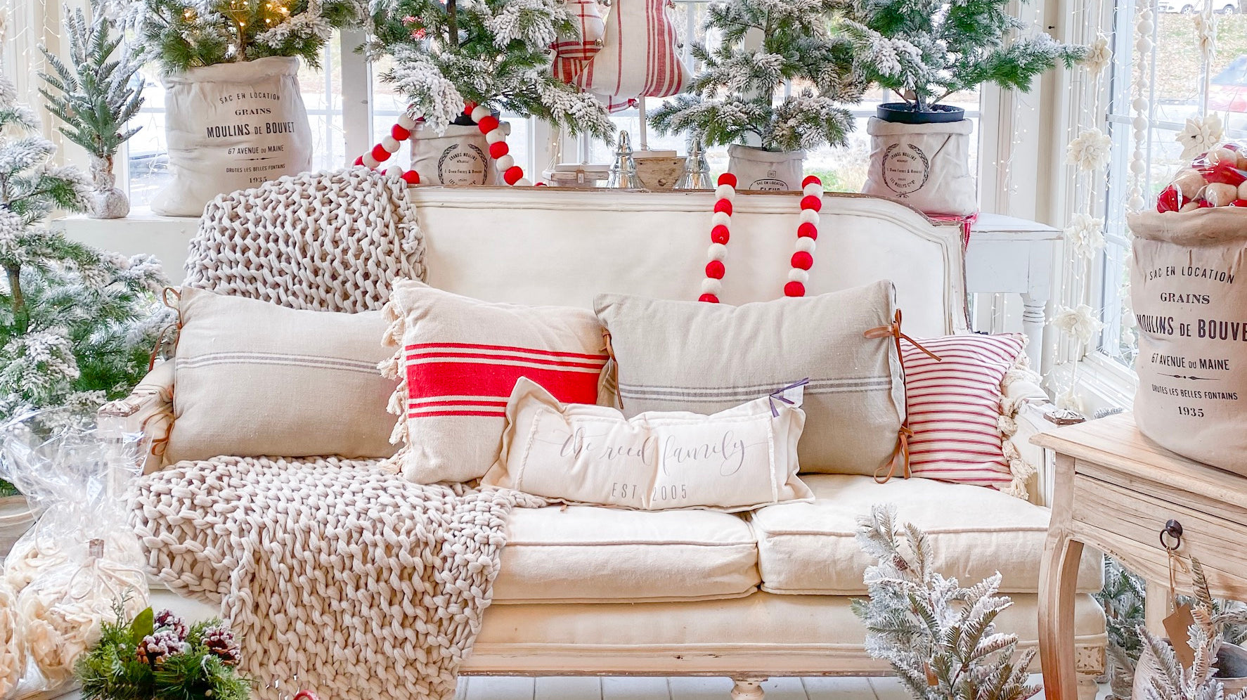 Time-honored Christmas Trees and Holiday Wreaths to Dazzle Your Home