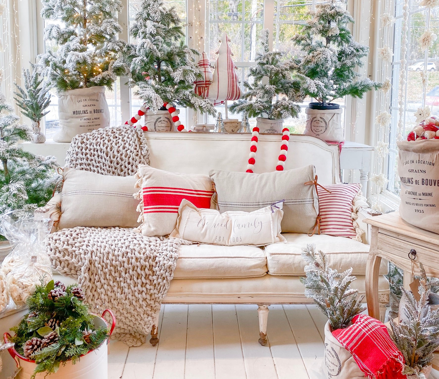 Time-honored Christmas Trees and Holiday Wreaths to Dazzle Your Home