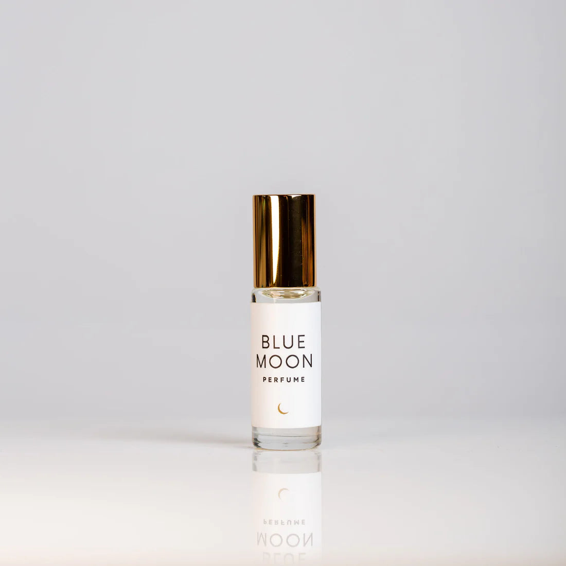 Organic perfume featuring notes of pikake, sea mist, cucumber, musk, and amber blanc.